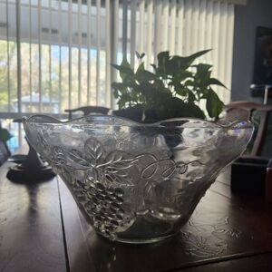 Elegant Clear Glass Bowl with Grape Design & 6 Cups